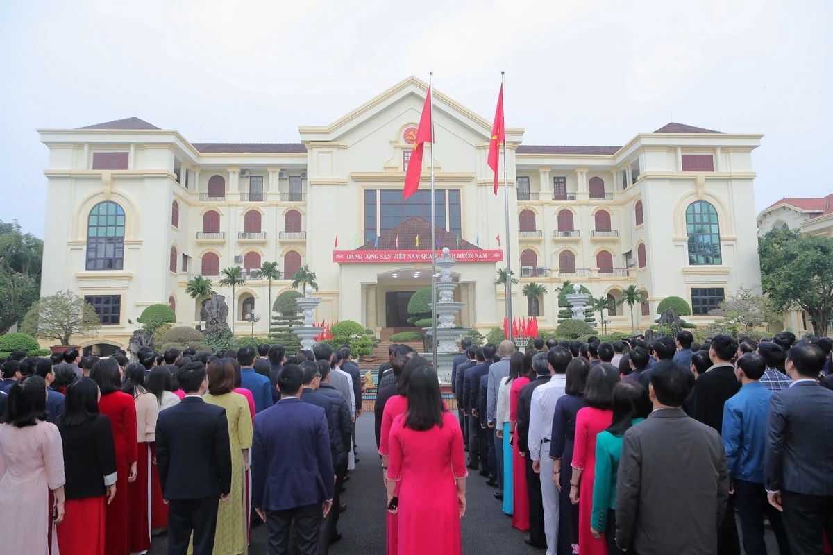 Tỉnh ủy Thanh H&oacute;a tổ chức lễ ch&agrave;o cờ ng&agrave;y l&agrave;m việc đầu ti&ecirc;n năm 2026