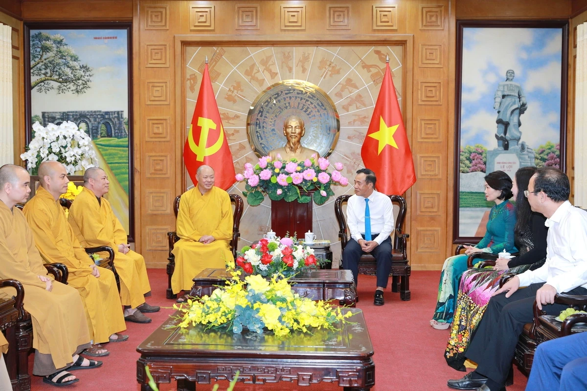 Bí thư Tỉnh ủy Lê Đức Thái tiếp xã giao Đoàn công tác Ban Tuyên huấn tỉnh Hủa Phăn và Đoàn Hội Phật giáo Việt Nam tỉnh Thanh Hóa