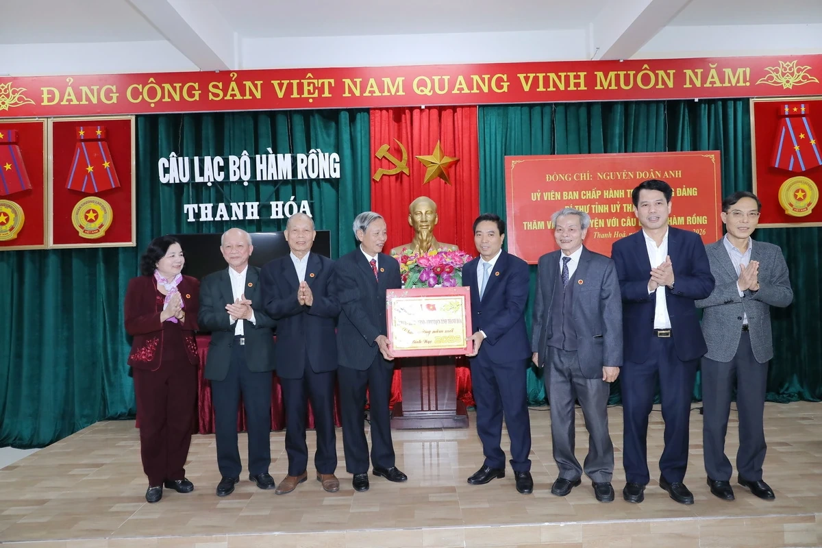 Bí thư Tỉnh ủy Nguyễn Doãn Anh nói chuyện, chúc Tết hội viên Câu lạc bộ Hàm Rồng