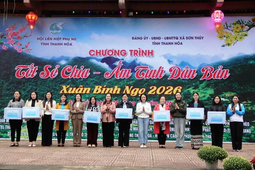 “Tết sẻ chia - Ấm tình dân bản” trao tặng hàng trăm suất quà cho hội viên, phụ nữ, trẻ em khó khăn vùng biên