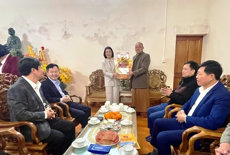 Ph&oacute; Chủ tịch Thường trực Ủy ban MTTQ tỉnh d&acirc;ng hương tại Khu Di t&iacute;ch lịch sử c&aacute;ch mạng Y&ecirc;n Trường v&agrave; thăm, ch&uacute;c Tết tại c&aacute;c x&atilde; Thọ Lập, Sao V&agrave;ng