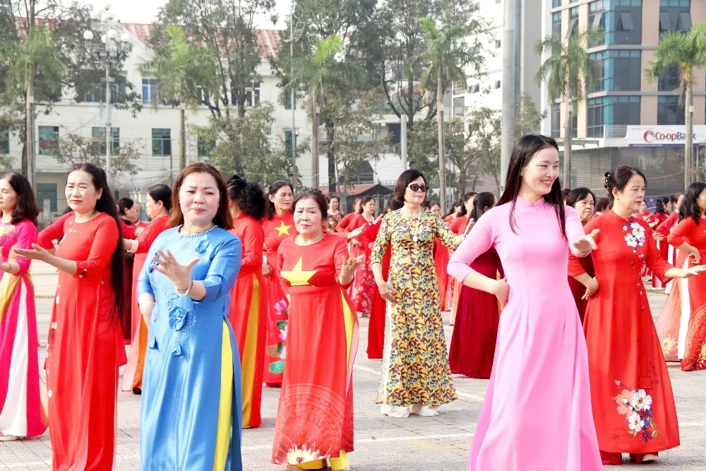 Hơn 700 phụ nữ phường Hạc Thành đồng diễn dân vũ kỷ niệm ngày Quốc tế Phụ nữ 8/3