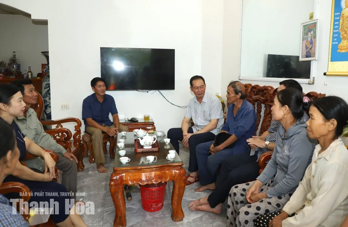 Phó Bí thư Tỉnh ủy Trịnh Tuấn Sinh thăm hỏi tình hình đời sống người dân vùng lũ Vân Du