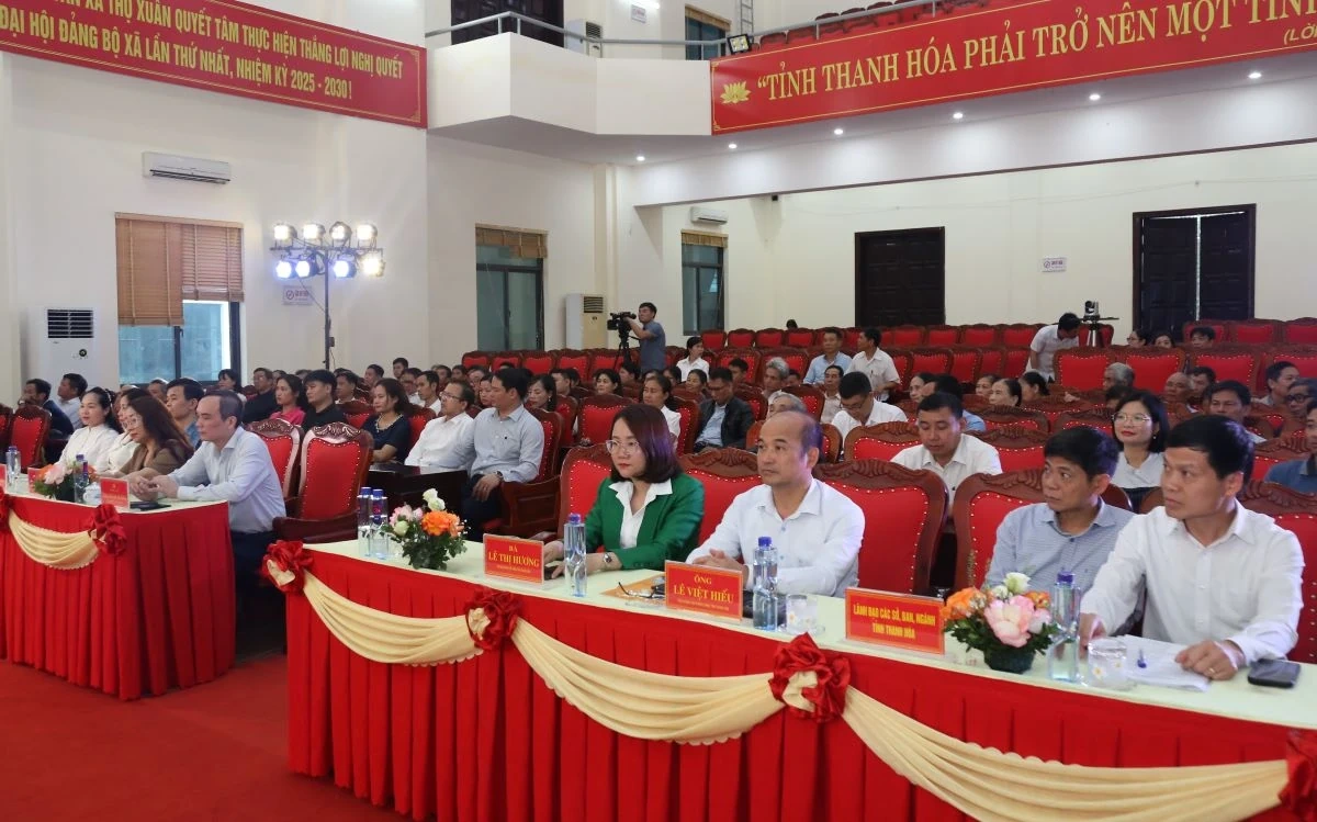 Chủ tịch UBND tỉnh Nguyễn Hoài Anh và các ứng cử viên đại biểu HĐND tỉnh tiếp xúc cử tri đơn vị bầu cử số 12