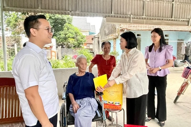 Phó Chủ tịch Thường trực Ủy ban MTTQ tỉnh Đỗ Thị Toán dự sinh hoạt chi bộ tại cơ sở