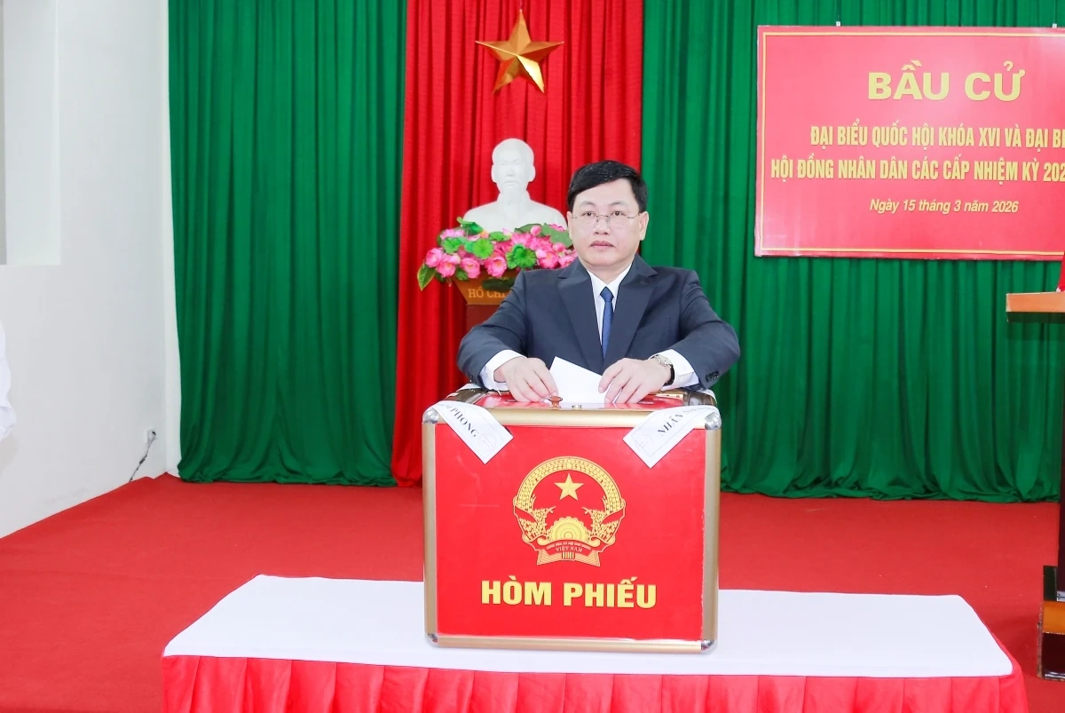 Phó Bí thư Tỉnh ủy, Chủ tịch Ủy ban MTTQ tỉnh Trịnh Tuấn Sinh dự lễ khai mạc và bỏ phiếu bầu cử tại Nhà văn hóa Tổ dân phố Đội Cung 3