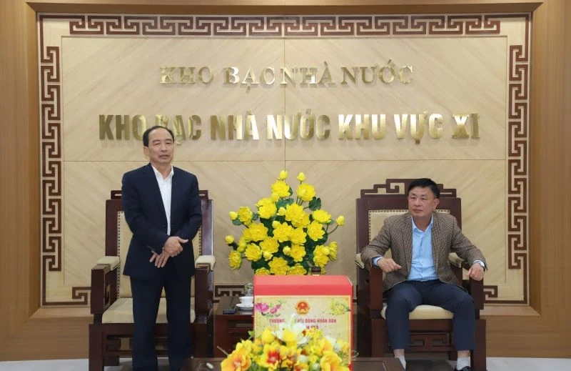 Phó Chủ tịch Thường trực HĐND tỉnh Lê Tiến Lam chúc Tết cơ quan Hải quan và Kho bạc Nhà nước