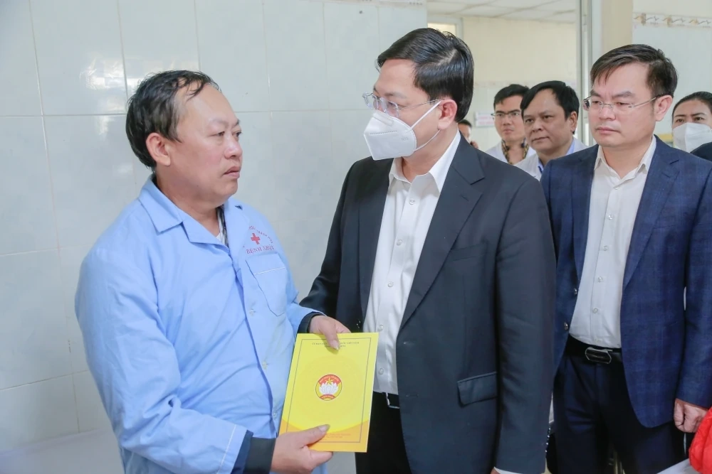 Phó Chủ tịch Thường trực UBND tỉnh thăm hỏi, động viên nạn nhân bị thương trong vụ tai nạn giao thông đặc biệt nghiêm trọng trên cao tốc Bắc - Nam