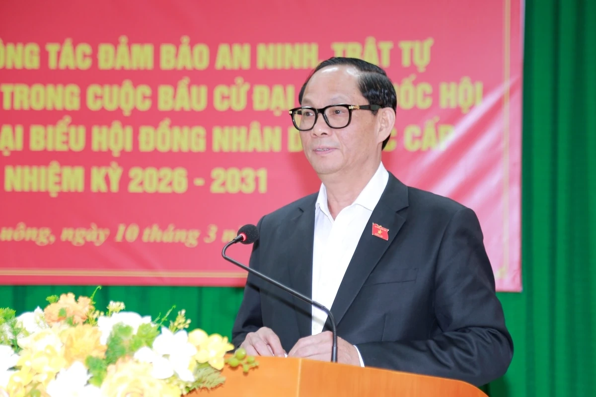 Phó Chủ tịch Quốc hội Trần Quang Phương kiểm tra, giám sát công tác chuẩn bị bầu cử tại xã Pù Luông