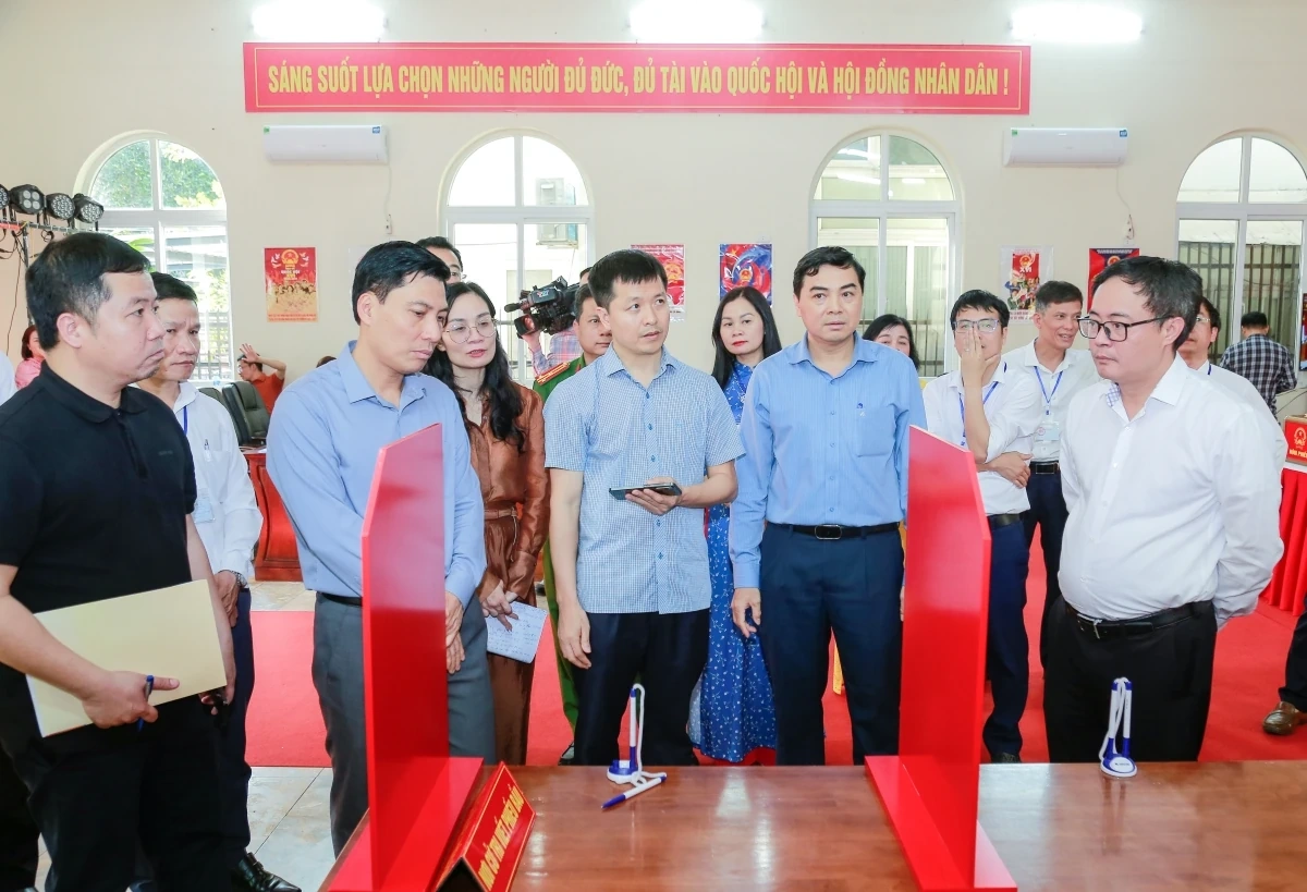 Chủ tịch UBND tỉnh Nguyễn Hoài Anh dự tổng duyệt diễn tập về nghiệp vụ bầu cử tại phường Hạc Thành