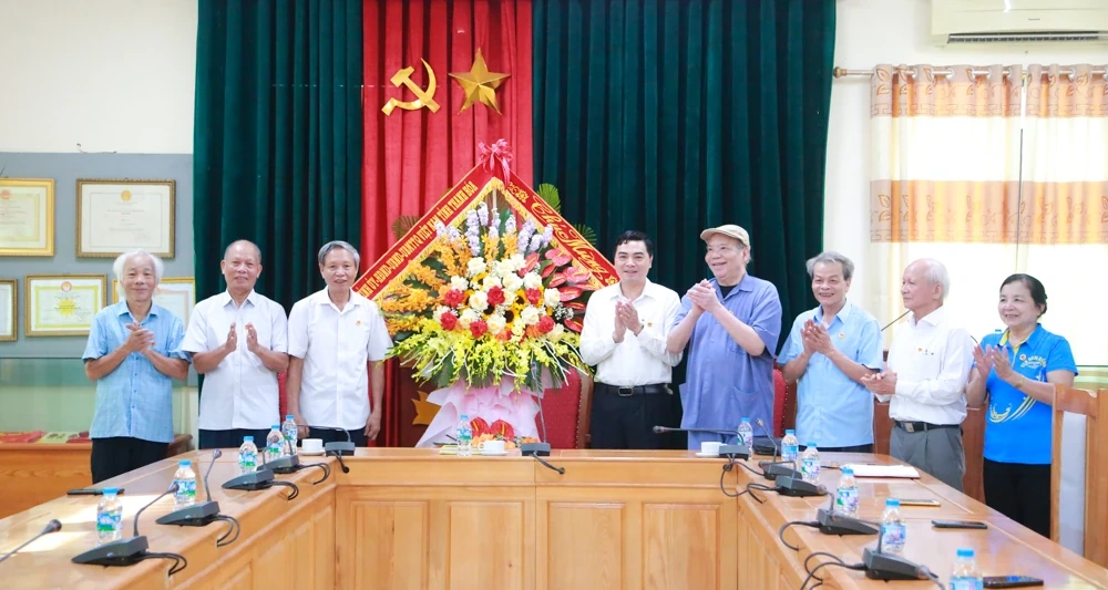 Chủ tịch UBND tỉnh Nguyễn Hoài Anh thăm, chúc mừng Câu lạc bộ Hàm Rồng nhân kỷ niệm 44 năm thành lập