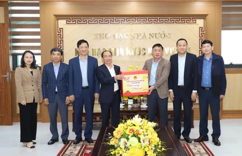 Phó Chủ tịch Thường trực HĐND tỉnh Lê Tiến Lam chúc Tết cơ quan Hải quan và Kho bạc Nhà nước