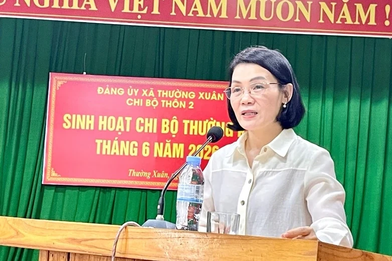 Phó Chủ tịch Thường trực Ủy ban MTTQ tỉnh Đỗ Thị Toán dự sinh hoạt chi bộ tại cơ sở
