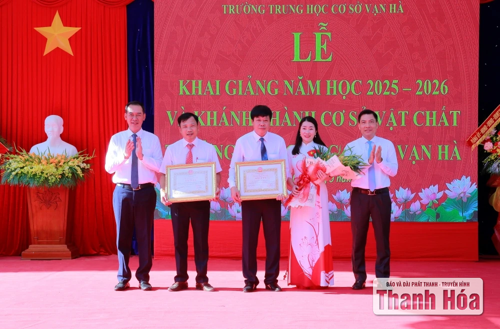 Phó Bí thư Tỉnh ủy, Chủ tịch Ủy ban MTTQ tỉnh Trịnh Tuấn Sinh dự lễ khai giảng tại Trường THCS Vạn Hà