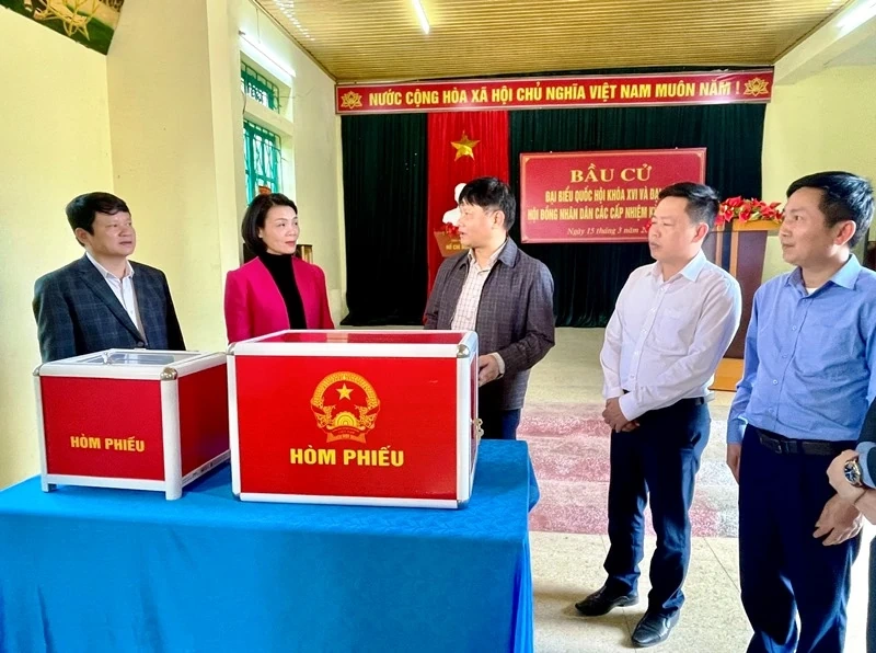 Phó Chủ tịch Thường trực Ủy ban MTTQ tỉnh Đỗ Thị Toán kiểm tra công tác chuẩn bị bầu cử 