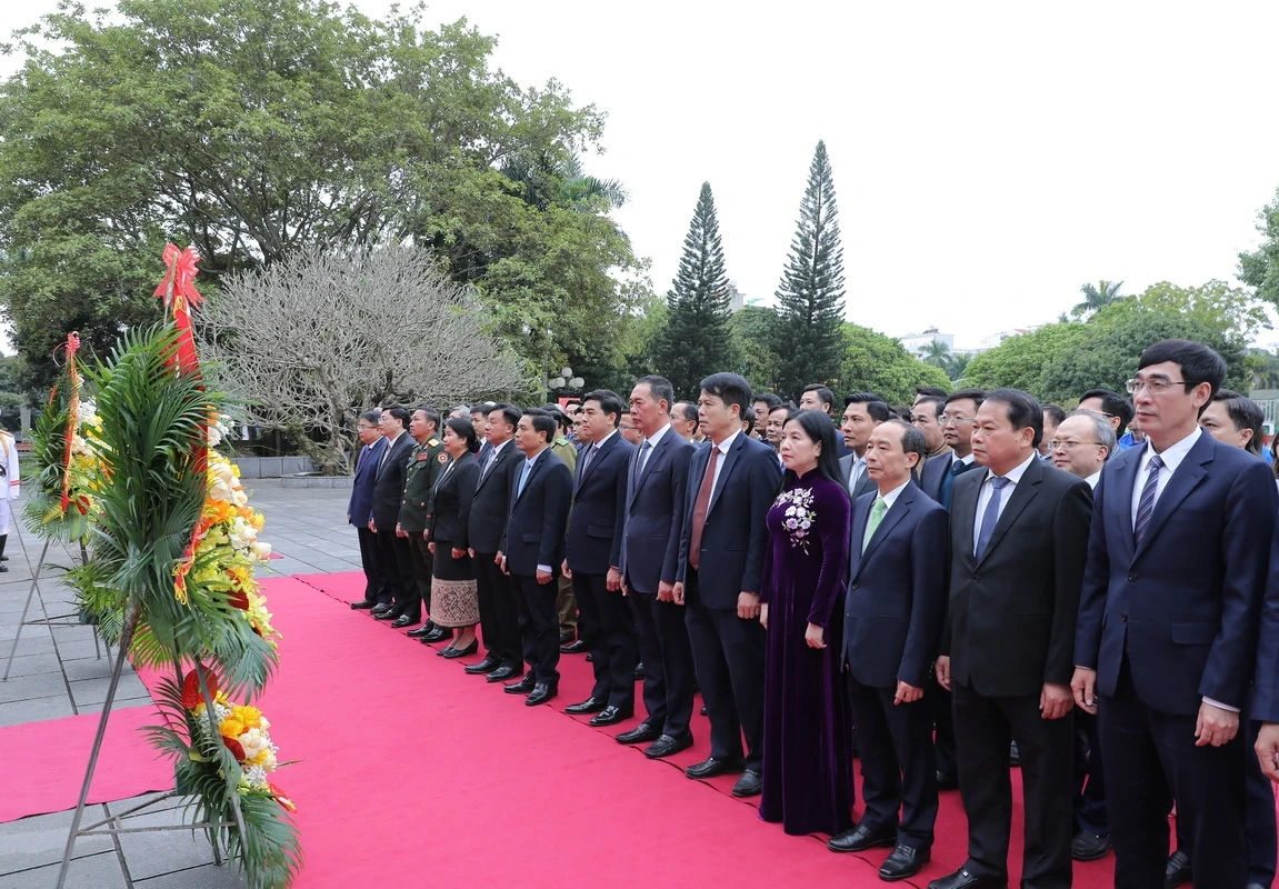 Đoàn đại biểu cấp cao hai tỉnh Thanh Hóa - Hủa Phăn dâng hương Anh hùng dân tộc Lê Lợi, Chủ tịch Hồ Chí Minh và các Anh hùng liệt sĩ