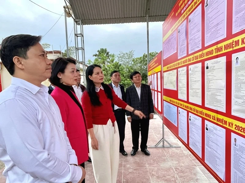 Phó Chủ tịch Thường trực Ủy ban MTTQ tỉnh Đỗ Thị Toán kiểm tra công tác chuẩn bị bầu cử 