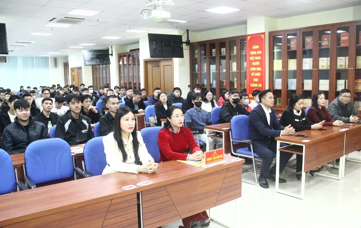 Bồi dưỡng nhận thức về Đảng cho qu&acirc;n nh&acirc;n trong diện nhập ngũ