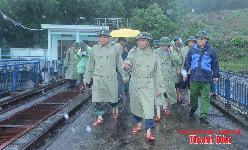 Bí thư Tỉnh ủy Nguyễn Doãn Anh kiểm tra công tác ứng phó bão số 5 và thăm hỏi, động viên người dân sơ tán tránh trú bão