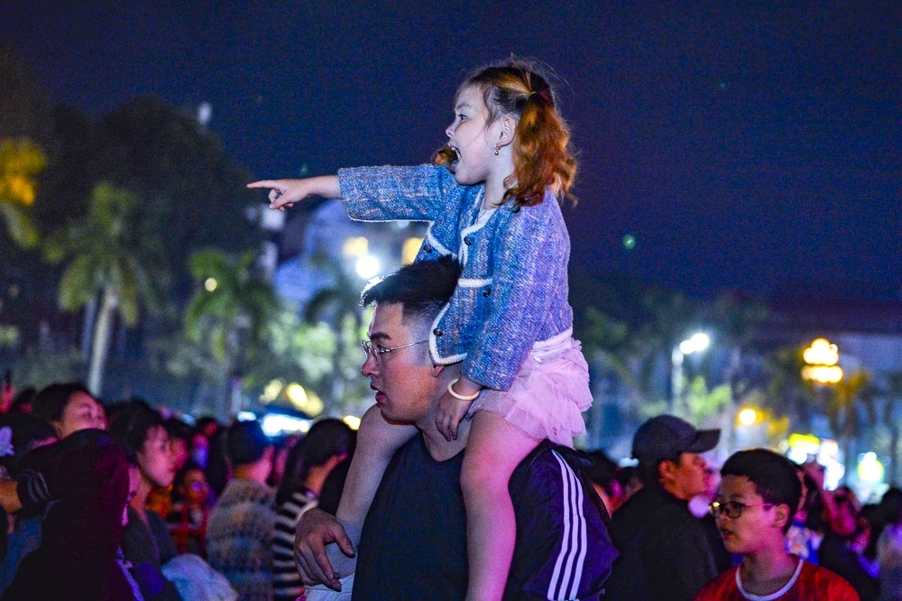 Rực rỡ ph&aacute;o hoa ch&agrave;o đ&oacute;n thời khắc bước sang năm mới 2026