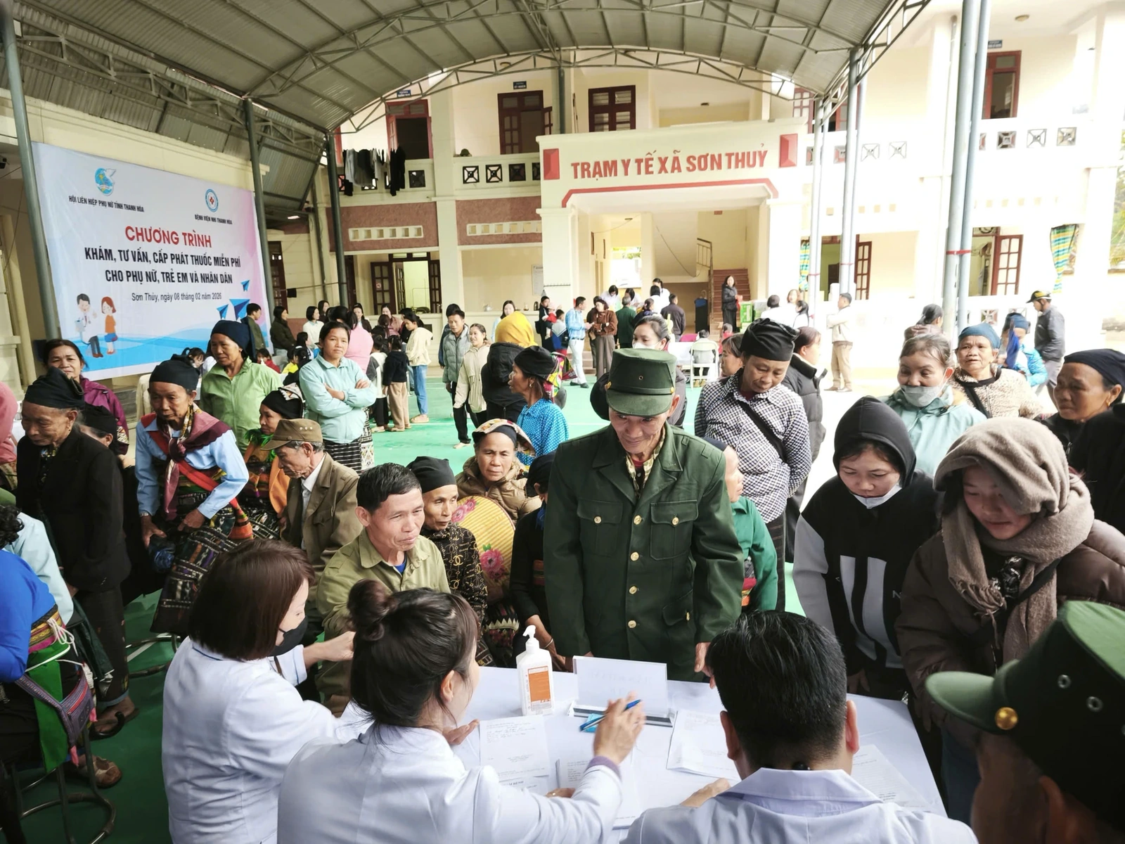 “Tết sẻ chia - Ấm tình dân bản” trao tặng hàng trăm suất quà cho hội viên, phụ nữ, trẻ em khó khăn vùng biên