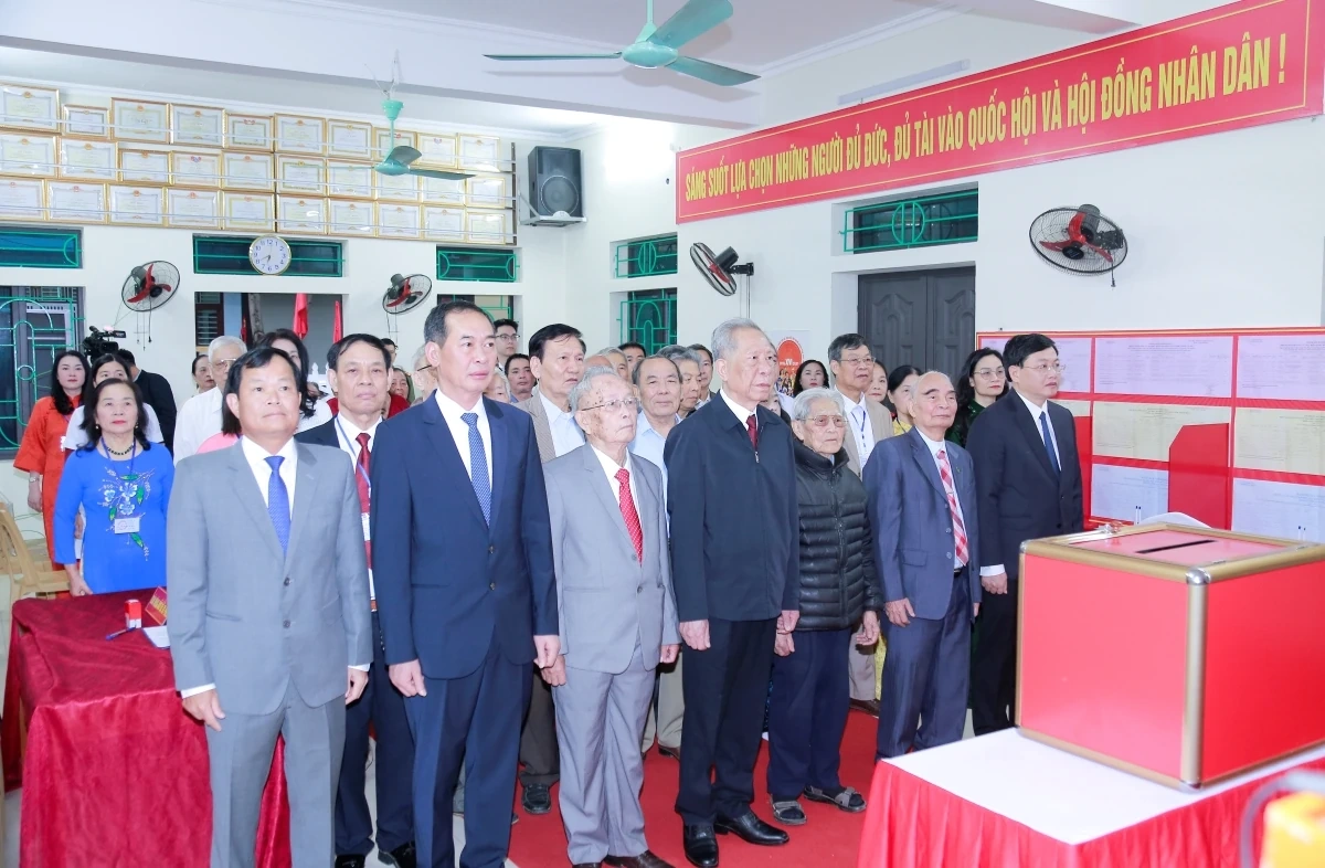 Phó Bí thư Tỉnh ủy, Chủ tịch Ủy ban MTTQ tỉnh Trịnh Tuấn Sinh dự lễ khai mạc và bỏ phiếu bầu cử tại Nhà văn hóa Tổ dân phố Đội Cung 3