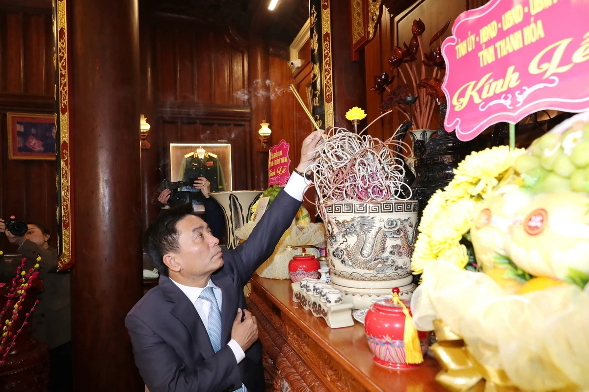 B&iacute; thư Tỉnh ủy Nguyễn Do&atilde;n Anh d&acirc;ng hương tưởng nhớ cố Tổng B&iacute; thư L&ecirc; Khả Phi&ecirc;u