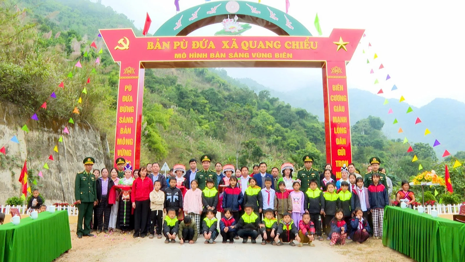 Đồn Bi&ecirc;n ph&ograve;ng Quang Chiểu cắt băng kh&aacute;nh th&agrave;nh cổng ch&agrave;o P&ugrave; Đứa