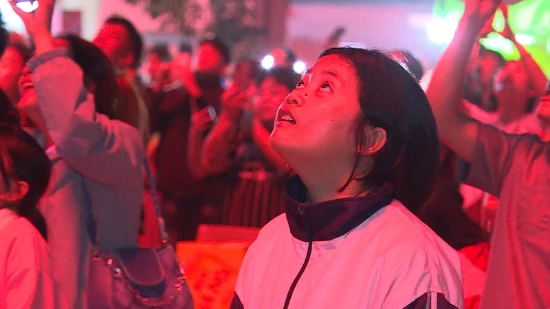 Lần đầu tiên người dân xã vùng cao Mường Lát được trực tiếp xem pháo hoa