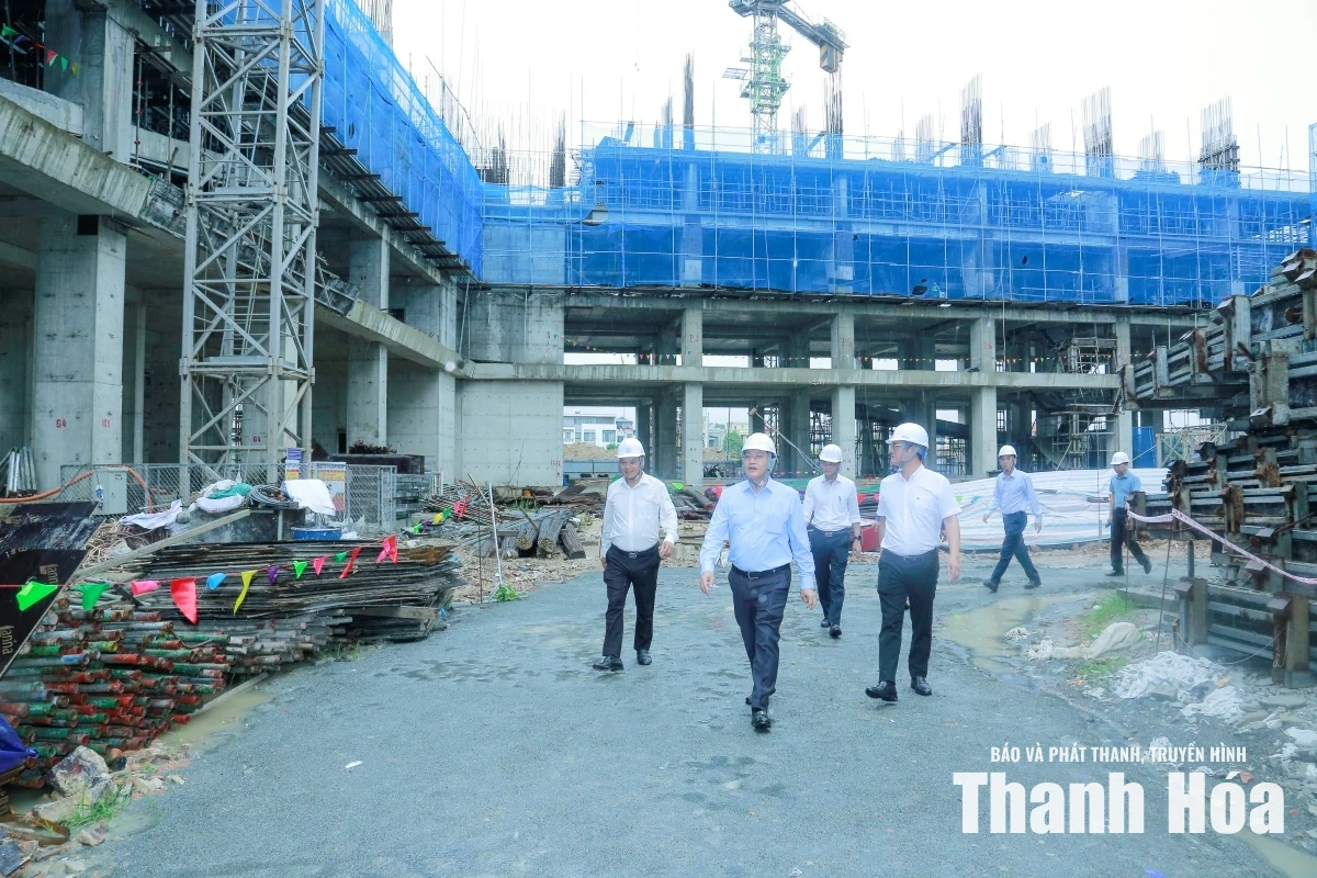 Phó Chủ tịch Thường trực UBND tỉnh Mai Xuân Liêm kiểm tra tiến độ dự án nhà ở xã hội tại phường Hàm Rồng