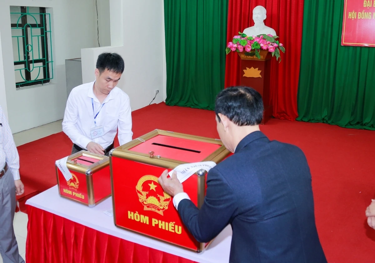 Phó Bí thư Tỉnh ủy, Chủ tịch Ủy ban MTTQ tỉnh Trịnh Tuấn Sinh dự lễ khai mạc và bỏ phiếu bầu cử tại Nhà văn hóa Tổ dân phố Đội Cung 3