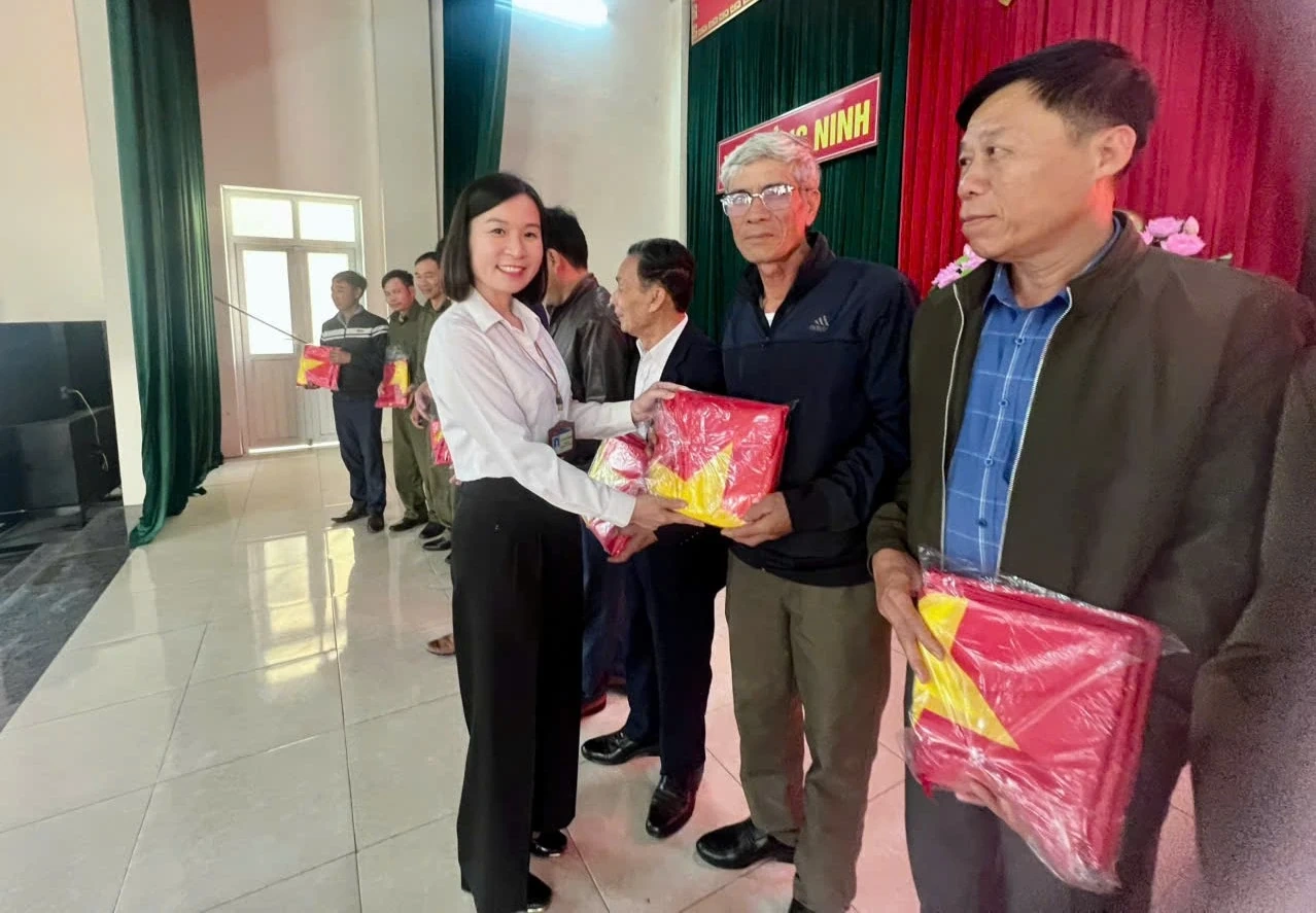 Ủy ban MTTQ xã Quảng Ninh trao cờ Tổ quốc cho các khu dân cư hướng tới ngày bầu cử