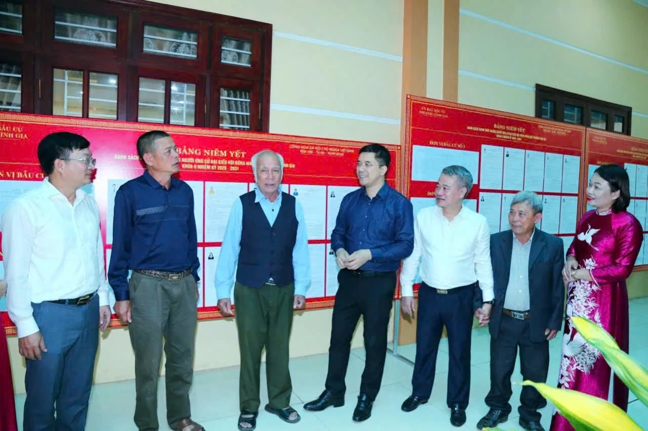 Phó Bí thư Thường trực Tỉnh ủy Nguyễn Hồng Phong và các ứng cử viên đại biểu HĐND tỉnh vận động bầu cử tại đơn vị bầu cử số 24