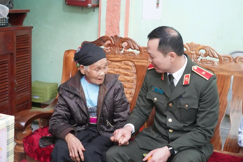 Gi&aacute;m đốc C&ocirc;ng an tỉnh T&ocirc; Anh Dũng thăm, tặng qu&agrave; Tết tại x&atilde; Ngọc Lặc