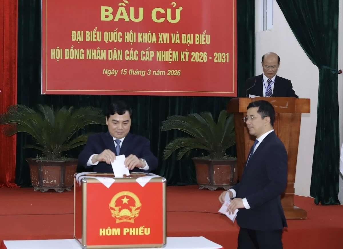 Bí thư Tỉnh ủy Nguyễn Doãn Anh và các đồng chí Phó Bí thư Tỉnh ủy dự lễ khai mạc, bỏ phiếu tại Nhà văn hóa Tổ dân phố Bình Minh