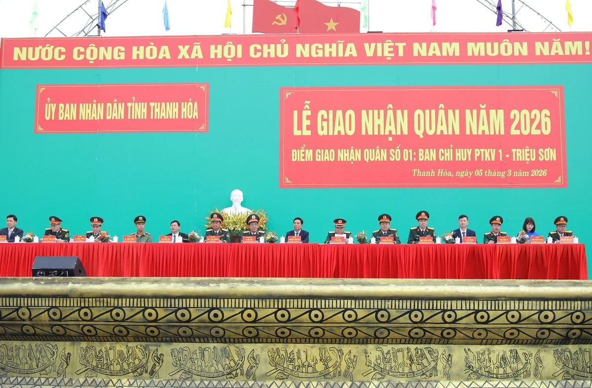 Bí thư Tỉnh ủy Nguyễn Doãn Anh và Thứ trưởng Bộ Quốc phòng Lê Đức Thái dự lễ giao nhận quân tại phường Hạc Thành