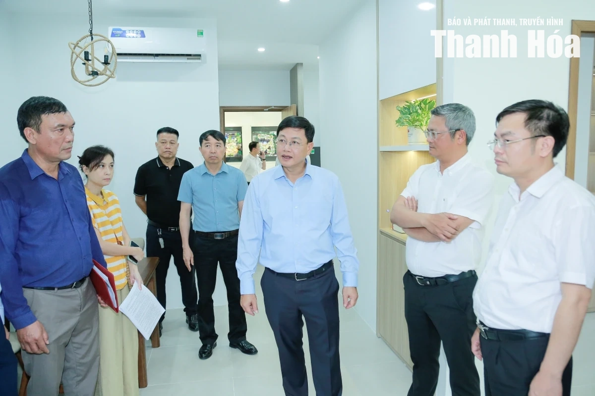 Phó Chủ tịch Thường trực UBND tỉnh Mai Xuân Liêm kiểm tra tiến độ dự án nhà ở xã hội tại phường Hàm Rồng
