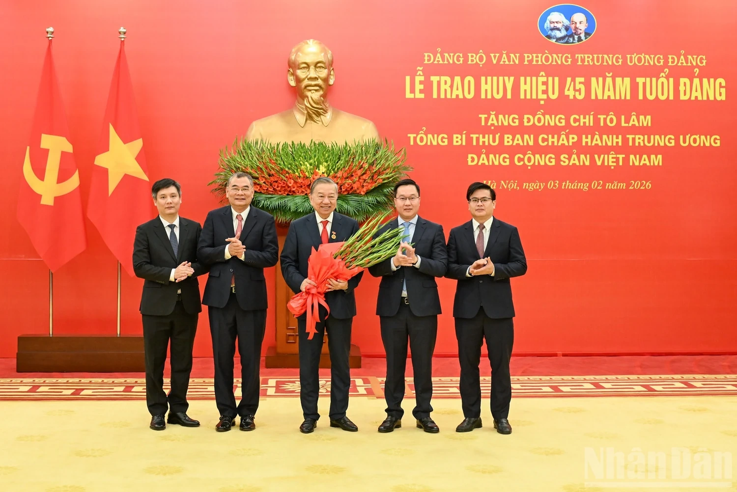 Trao Huy hiệu 45 năm tuổi Đảng, tặng đồng chí Tổng Bí thư Tô Lâm