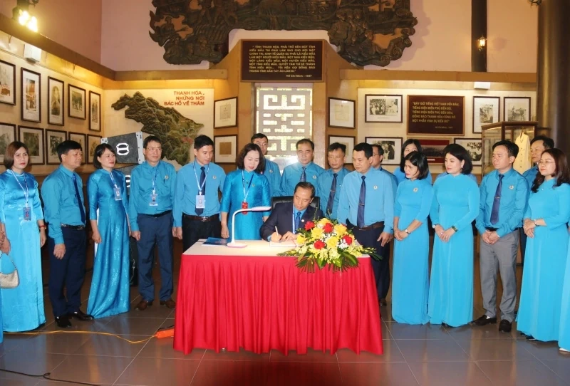 Đo&agrave;n đại biểu dự Đại hội C&ocirc;ng đo&agrave;n tỉnh Thanh H&oacute;a d&acirc;ng hương b&aacute;o c&ocirc;ng Chủ tịch Hồ Ch&iacute; Minh