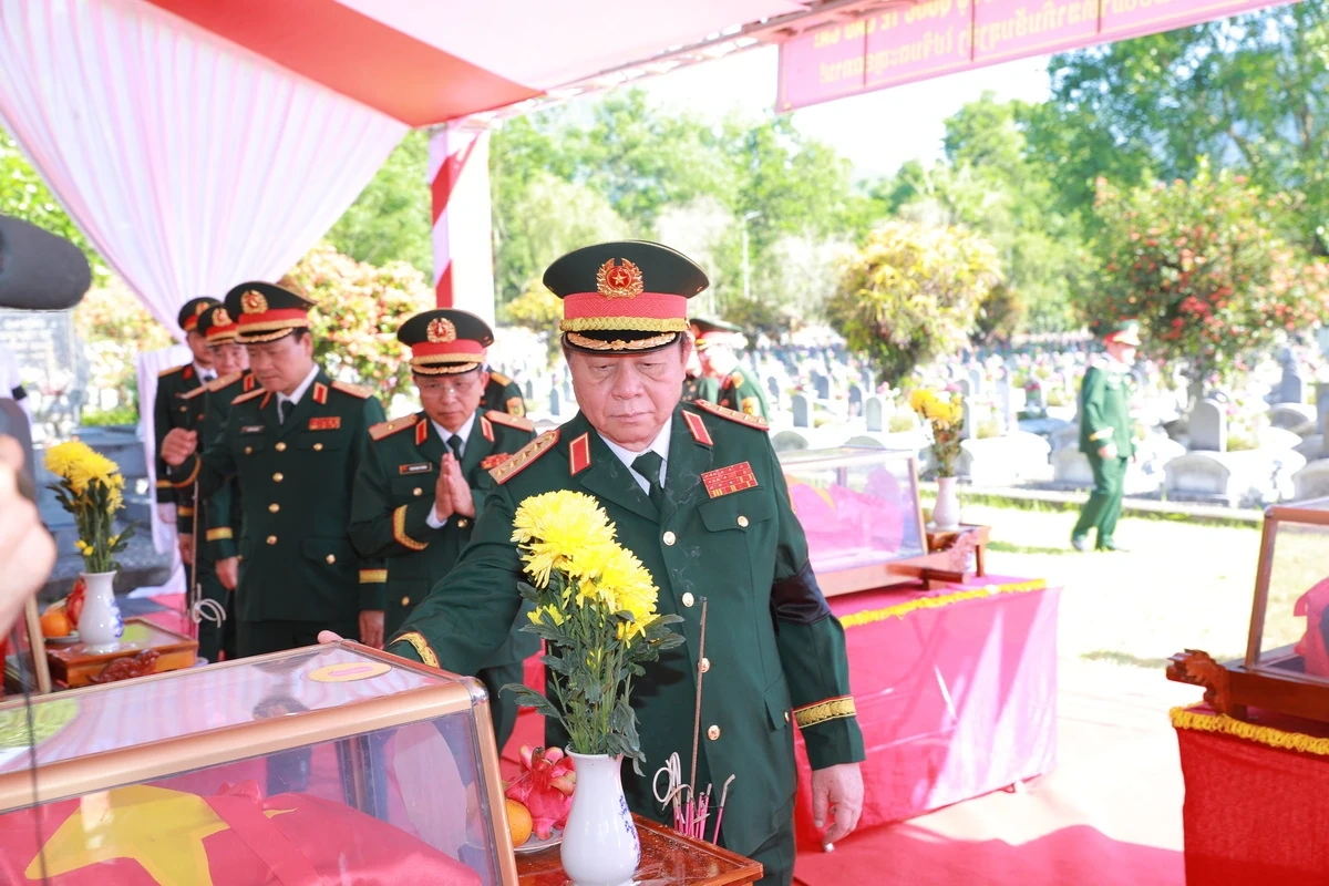 Truy điệu, an táng 19 hài cốt liệt sĩ quân tình nguyện và chuyên gia Việt Nam hy sinh tại Lào an nghỉ tại Nghĩa trang Liệt sĩ Quốc tế Đồng Tâm