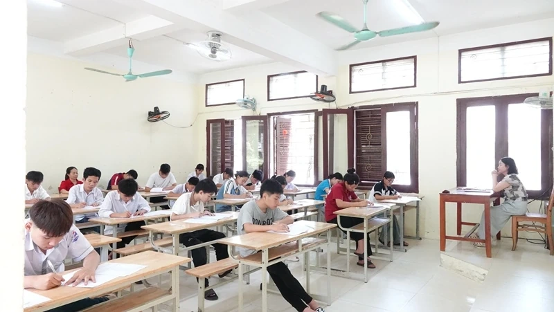 Phó Chủ tịch UBND tỉnh Đầu Thanh Tùng kiểm tra công tác tổ chức thi vào lớp 10 THPT năm học 2026-2027