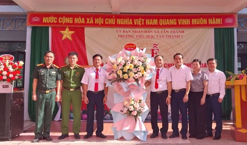 Trường Tiểu học Tân Thành 2 đón quyết định công nhận đạt chuẩn quốc gia mức độ 1