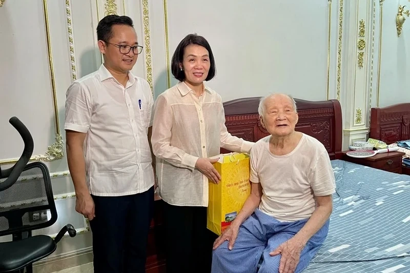 Phó Chủ tịch Thường trực Ủy ban MTTQ tỉnh Đỗ Thị Toán dự sinh hoạt chi bộ tại cơ sở
