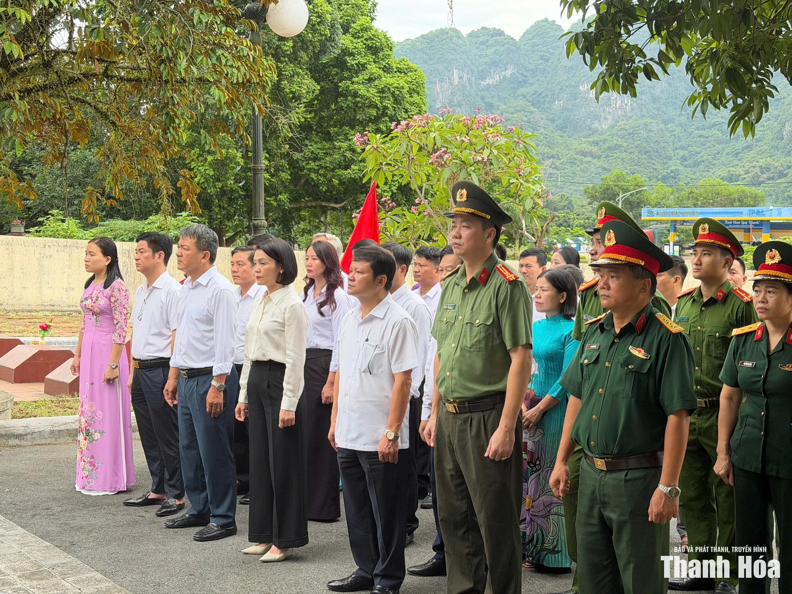 Phó Chủ tịch Thường trực Ủy ban MTTQ tỉnh Đỗ Thị Toán viếng nghĩa trang liệt sĩ và thăm các gia đình chính sách