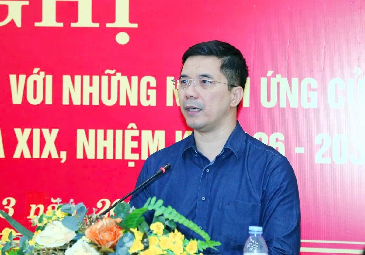 Phó Bí thư Thường trực Tỉnh ủy Nguyễn Hồng Phong và các ứng cử viên đại biểu HĐND tỉnh vận động bầu cử tại đơn vị bầu cử số 24