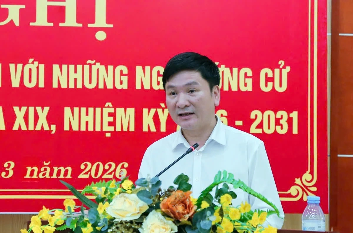 Phó Bí thư Thường trực Tỉnh ủy Nguyễn Hồng Phong và các ứng cử viên đại biểu HĐND tỉnh vận động bầu cử tại đơn vị bầu cử số 24