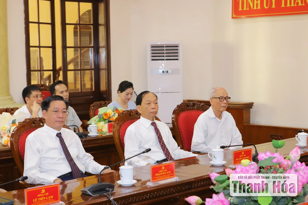 Trao tặng Huy hiệu Đảng cho các đồng chí nguyên lãnh đạo tỉnh Thanh Hóa