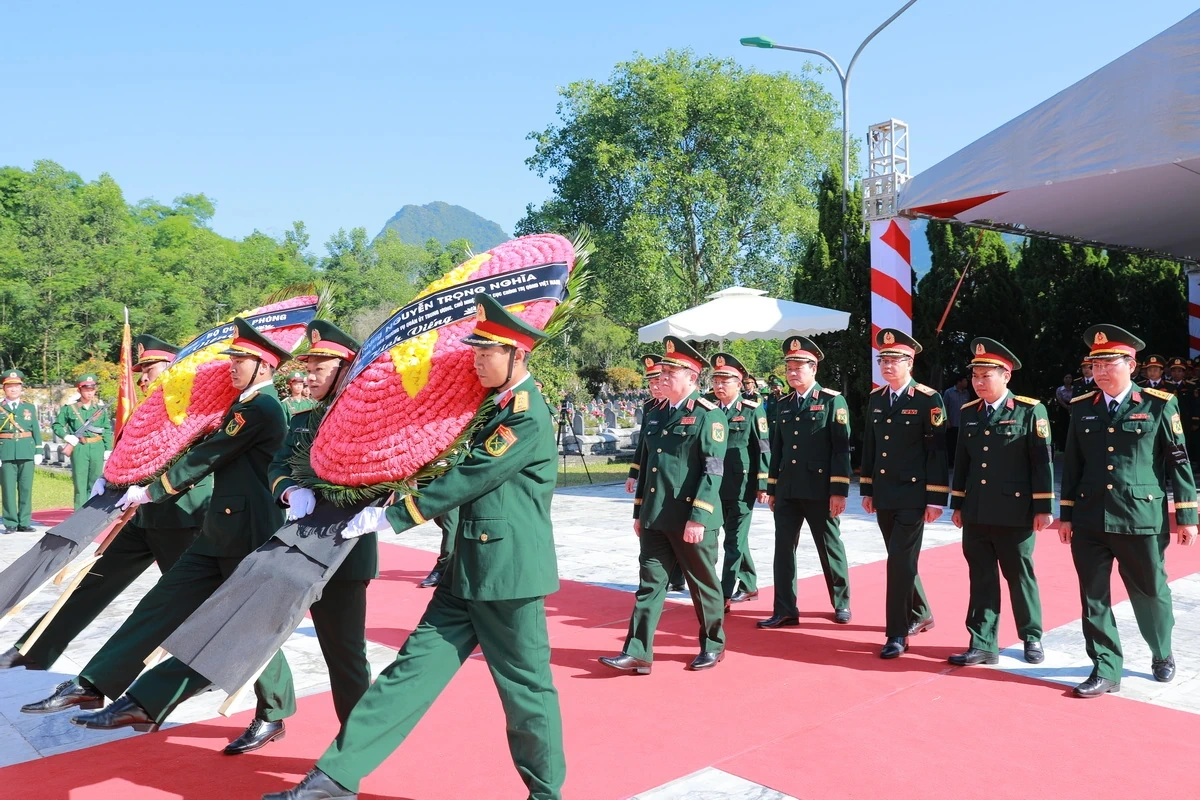 Truy điệu, an táng 19 hài cốt liệt sĩ quân tình nguyện và chuyên gia Việt Nam hy sinh tại Lào an nghỉ tại Nghĩa trang Liệt sĩ Quốc tế Đồng Tâm
