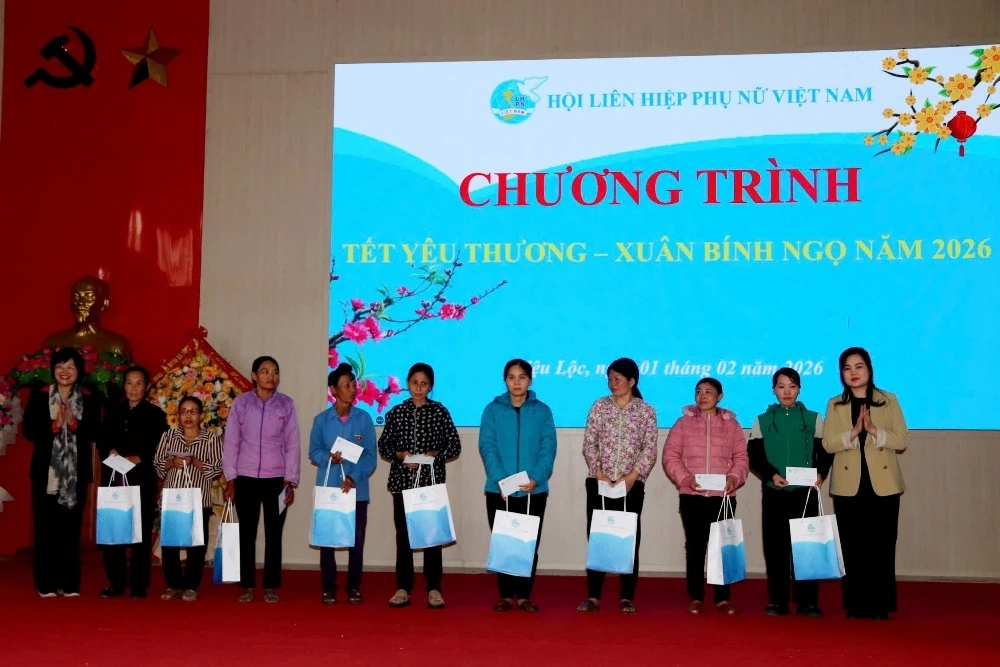 Ph&oacute; Chủ tịch Trung ương Hội LHPN Việt Nam thăm, tặng qu&agrave; Mẹ Việt Nam anh h&ugrave;ng, trẻ mồ c&ocirc;i v&agrave; phụ nữ kh&oacute; khăn