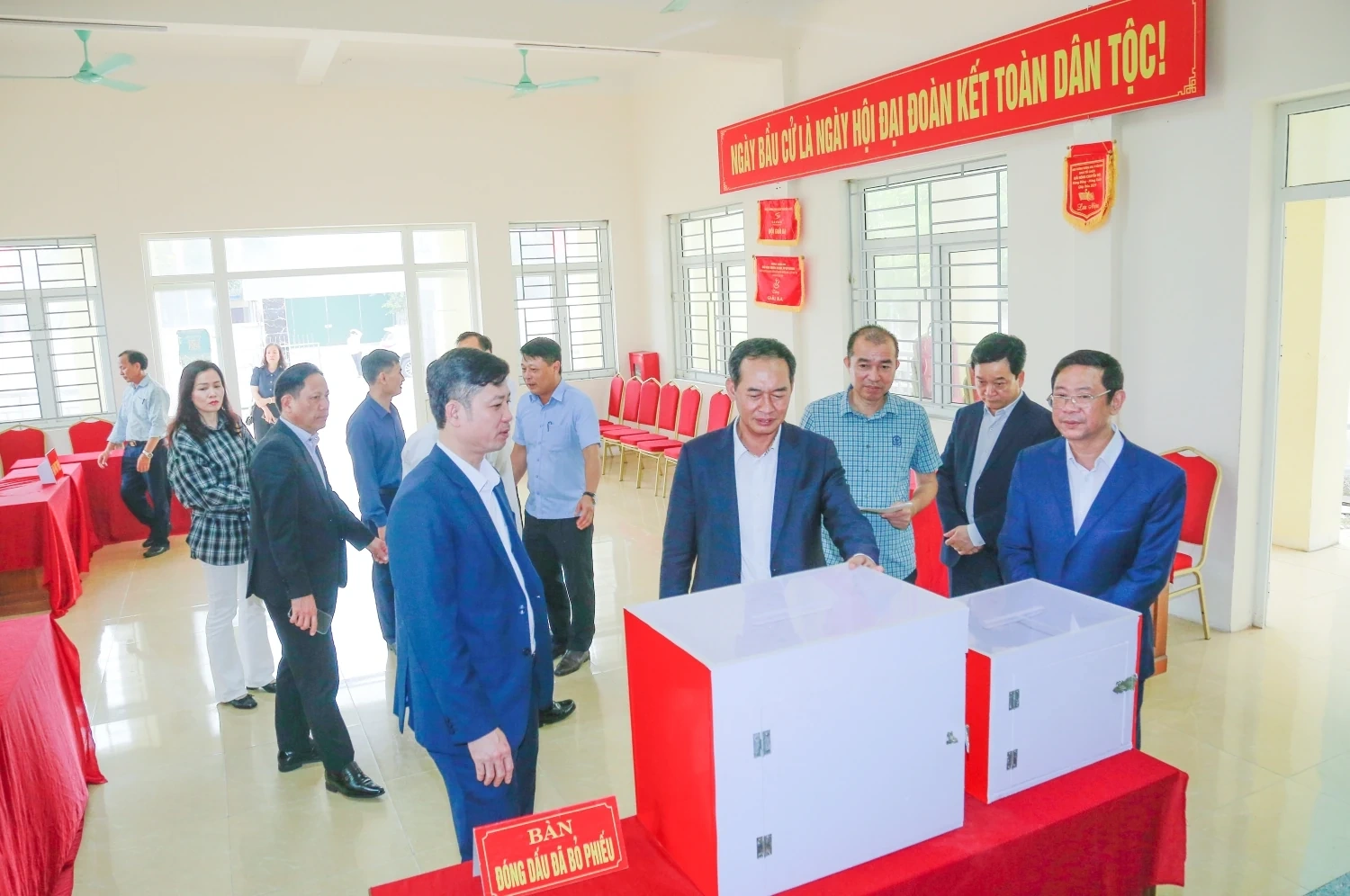 Phó Bí thư Tỉnh ủy, Chủ tịch Ủy ban MTTQ tỉnh Trịnh Tuấn Sinh kiểm tra công tác chuẩn bị bầu cử tại phường Sầm Sơn